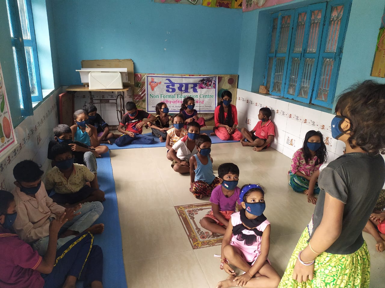 NIÑOS AULA ESTACIÓN TREN SARNATH (1)